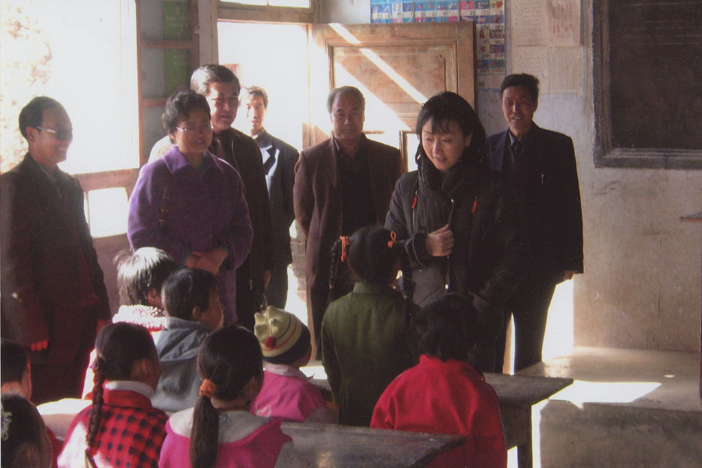 Ching speaking with elementary school students